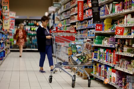 欧州中央銀行（ＥＣＢ）の調査によると、ユーロ圏の消費者はインフレ率があと３年間、ＥＣＢの目標である２％をやや上回ると予想している。パリ近郊のスーパーマーケットで９月撮影。（2023年　ロイター/Sarah Meyssonnier/File Photo）