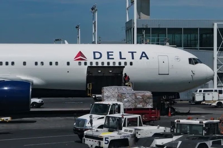 ７月１８日、米国の航空会社は、収益を拡大し景気変動による影響を小さくとどめるため、新型コロナ禍後にビジネスクラスなどプレミアムシートへの投資をさらに増やした。写真はニューヨークのJFK空港に駐機中のデルタ機。４月撮影（２０２５年　ロイター/Jeenah Moon）