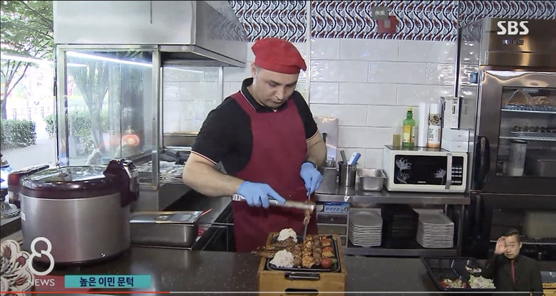 トルコ出身のセルダル・アクジャダさんは韓国で15年働くが永住権はいまだ取得出来ていない　SBS 뉴스 / YouTube