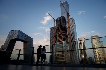 　１２月２６日、英有力シンクタンクの経済・ビジネス研究センター（ＣＥＢＲ）は年次リポートで、中国の経済規模が従来予想より５年早い２０２８年に米国を抜き、世界最大になるとの見通しを示した。北京で４月撮影（２０２０年　ロイター/Thomas Peter）