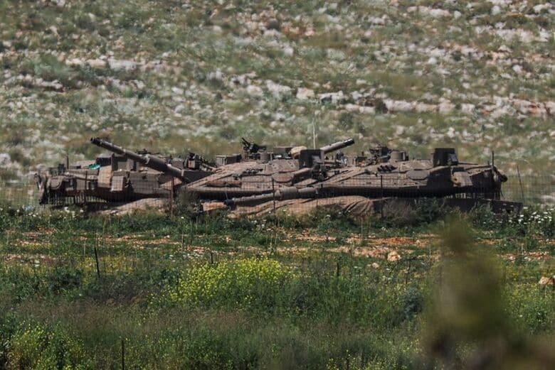 写真はイスラエル軍の戦車。レバノンとの国境のイスラエル側から２４日撮影。REUTERS/Florion Goga