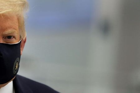米ホワイトハウス高官は２日、新型コロナウイルスに感染したトランプ大統領が、ワシントン郊外のウォルター・リード米軍医療センターに入院すると明らかにした。写真はトランプ大統領。７月２７日撮影（２０２０年　ロイター/Carlos Barria）