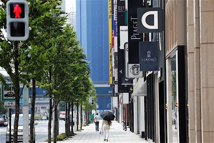 <!--18日、東京都では新たに188人の新型コロナウイルス陽性者が確認された。-->写真は8月17日、東京・銀座で。REUTERS/Kim Kyung-Hoon