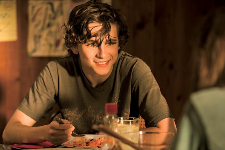 薬にすがる息子と彼を救おうとする父の姿が胸を揺すぶる　FRANÇOIS DUHAMEL ©2018 AMAZON CONTENT SERVICES LLC.