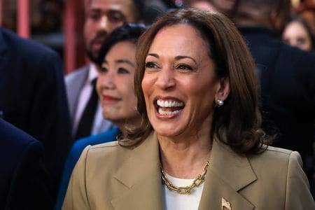 ハリス米副大統領（写真）は２５日、アメリカ教員連盟（ＡＦＴ）の会合で演説し、労働者の権利強化を訴えるとともに、学校での銃乱射事件発生後も銃規制に消極的な共和党への批判を展開した。ペンシルベニア州フィラデルフィアで１３日撮影（２０２４年　ロイター/Kevin Mohatt）