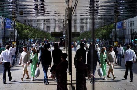 　９月１８日、英国のハンコック保健相は、新型コロナウイルスの感染が全国で拡大していると指摘、入院患者が８日ごとに倍増していると述べた。写真はロンドンで１７日撮影（２０２０年　ロイター／Henry Nicholls）