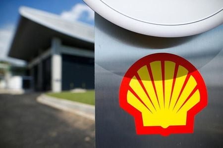 　１０月２５日、英石油大手シェルは、輸送・工業セクターの脱炭素化を目指す「低炭素ソリューション（ＬＣＳ）」部門の人員を少なくとも１５％削減するとともに、水素燃料事業を縮小すると発表した。写真は同社の水素電解プラント。ドイツのヴェッセリングで２０２１年７月撮影（２０２３年　ロイター／Thilo Schmuelgen）
