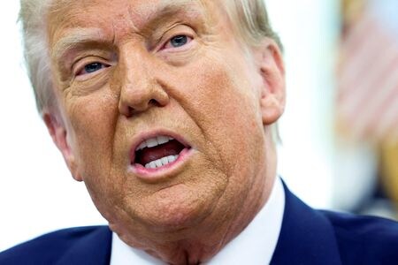 トランプ米大統領は１３日、４月２日に全ての貿易相手国に対し相互関税を課す計画を変える考えはないと言明した。写真は２月、米ホワイトハウスで撮影（２０２５年　ロイター/Kevin Lamarque）