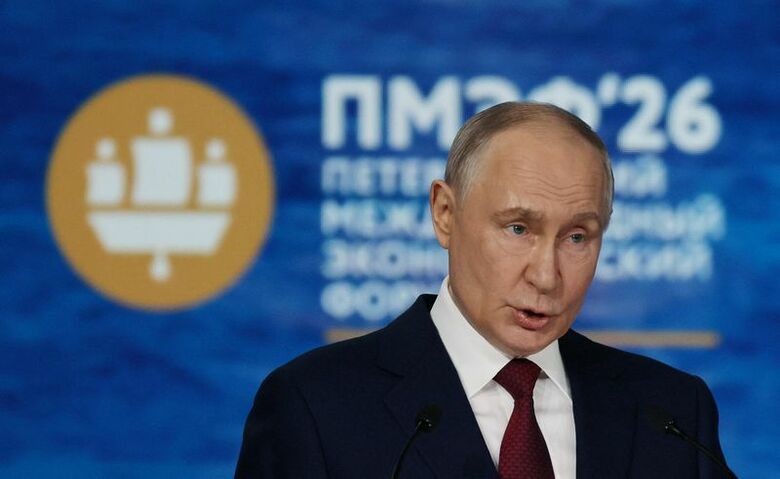 ロシアのサンクトペテルブルク国際経済フォーラムで演説するプーチン大統領。５日撮影。REUTERS/Anastasia Barashkova