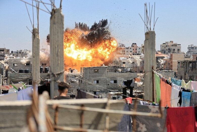 イスラエル軍の空爆を受ける家屋。9月9日、ガザのアル・シャティ難民キャンプで撮影。REUTERS/ Dawoud Abu Alkas