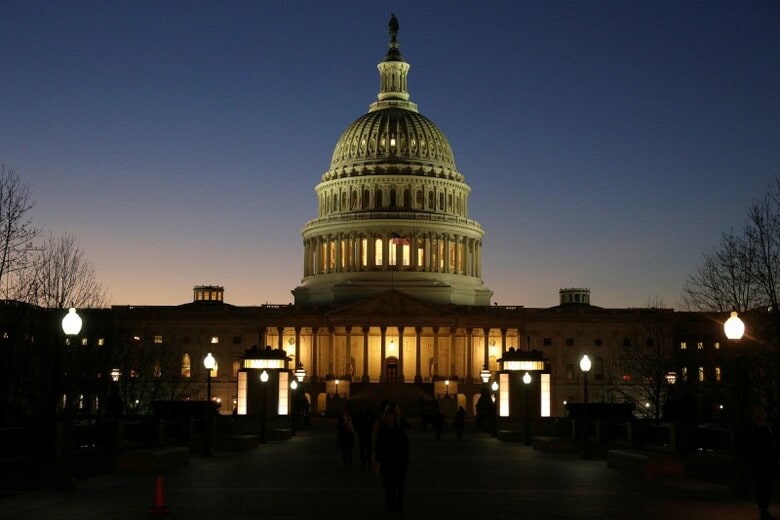 １２月２日、米上院は、法人税の税率を現行の３５％から２０％に引き下げることなどを柱とした税制改革法案を賛成５１、反対４９の小差で可決した。ワシントンの連邦議会議事堂で２０１６年１２月撮影（２０１７年　ロイター/Joshua Roberts）