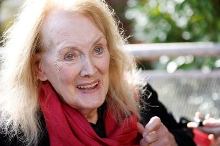 スウェーデン・アカデミーは６日、２０２２年のノーベル文学賞をフランスの小説家アニー・エルノーさん（８２）に授与すると発表した。授賞理由として、個人的な記憶と社会的不平等を考察する「勇気と鋭さ」を挙げた。 写真は６日、ノーベル文学賞発表を受け、メディアの取材に応じるアニー・エルノーさん（２０２２年　ロイター／Johanna Geron）