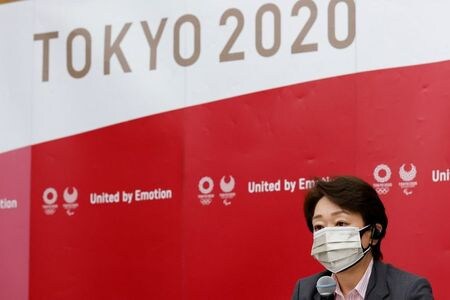東京五輪・パラリンピック大会組織員会の橋本聖子会長は２３日、大会会場での飲酒を禁止し、アルコール飲料の販売もしないと発表した。関係自治体等連絡協議会後の記者会見で述べた。写真は、都内で会見する橋本氏。２０２１年６月２１日に撮影。（２０２１年　ロイター／Rodrigo Reyes Marin/Pool via REUTERS）