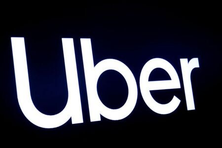 ２月５日、米配車サービス大手ウーバー・テクノロジーズは欧州連合（ＥＵ）の規制当局に対し、「ギグワーカー」を保護する新たなルールを検討する際に、雇用創出における単発契約の重要性を認識するよう訴えた。写真はウーバーのロゴ。ニューヨーク証券取引所で２０１９年５月撮影（２０２１年　ロイター/Brendan McDermid）