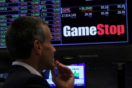 ６月１７日、 米ゲーム販売ゲームストップのライアン・コーエン最高経営責任者（ＣＥＯ）は店舗網を縮小する方針を示した。写真は１２日、同社のロゴが表示されたニューヨーク証券取引所の表示板（２０２４年　ロイター/Brendan McDermid）