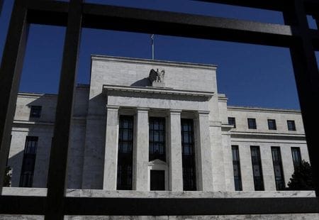 米連邦準備理事会（ＦＲＢ）が１９日に公表した７月２８─２９日の連邦公開市場委員会（ＦＯＭＣ）議事要旨で、一部メンバーが新型コロナウイルス禍で打撃を受けた経済の下支えに向け、追加緩和の必要性に言及していたことが分かった。ワシントンのＦＲＢ本部で昨年３月撮影（２０２０年　ロイター/Leah Millis）
