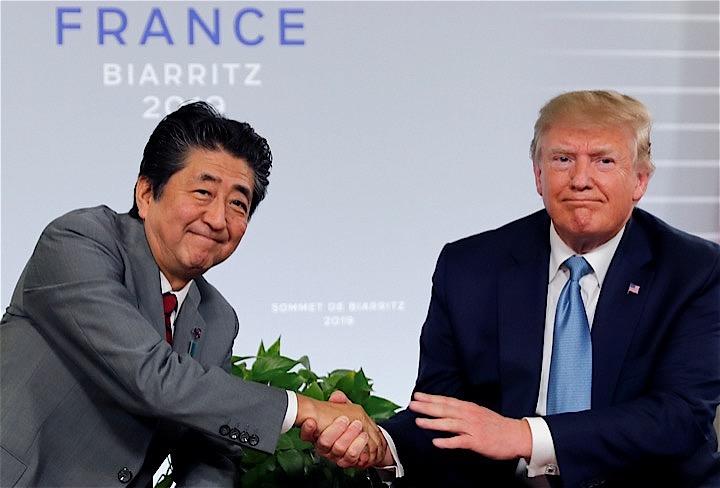 日米首脳会談で通商面での成果を急ぐトランプ大統領に配慮し、早期決着を演出した安倍首相。Carlos Barria - REUTERS