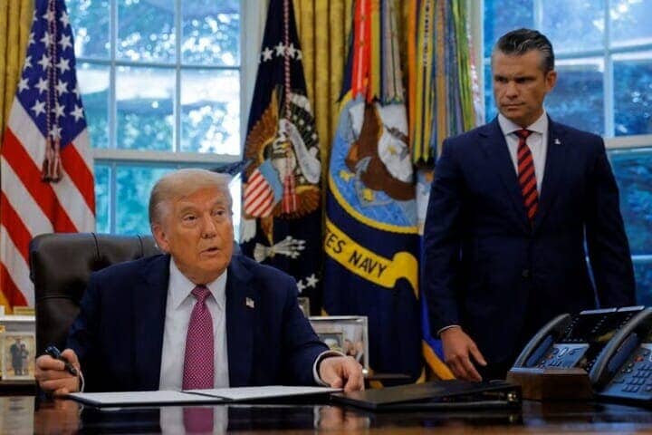 トランプ米大統領は５日、国防総省を「戦争省」に改名する大統領令に署名した。ホワイトハウスで同日撮影（２０２５年　ロイター/Brian Snyder）