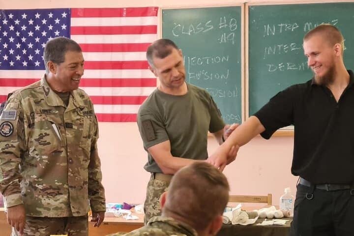 ウクライナ兵に米軍の戦闘外傷救護の仕方を教えるマーク・ロペス氏（左、筆者撮影）