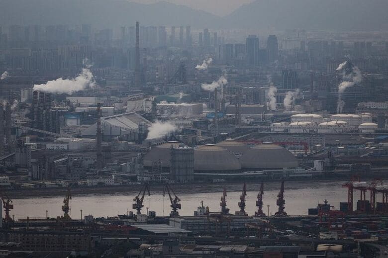 写真は中国浙江省寧波市の工業地帯。3月21日撮影。REUTERS/Go Nakamura