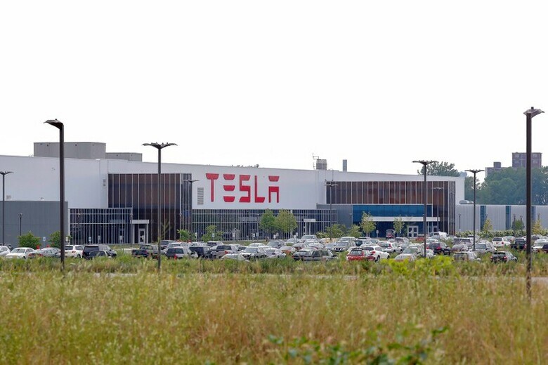 ８月８日、米テスラが開発した住宅の屋根用タイルと太陽光パネルが一体化した「ソーラールーフ」の生産が、軌道に乗っていない。ニューヨーク州のテスラのバッファロー工場で２日撮影（２０１８年　ロイター/Brendan McDermid）