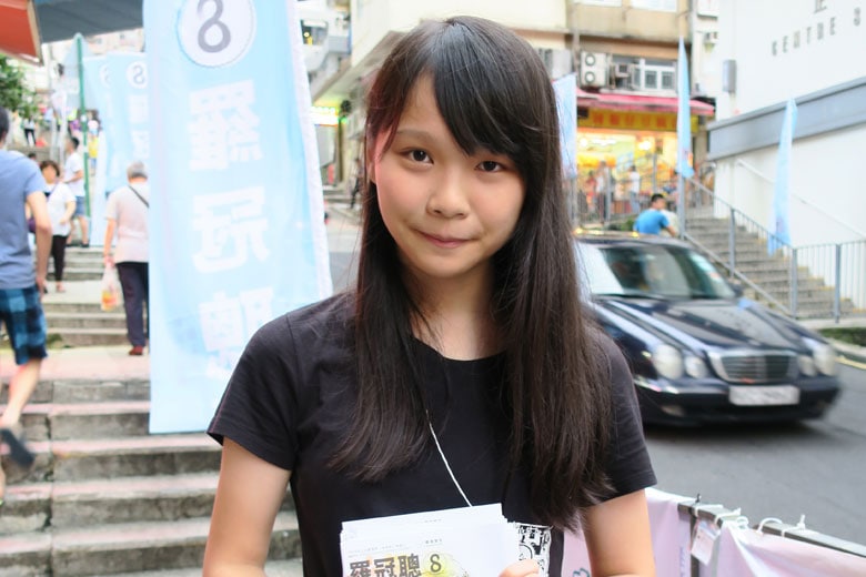新興政党「香港衆志」の中心メンバー、周庭（アグネス・チョウ、20歳）副秘書長は日本のコンテンツが好きで日本語も堪能。2016年8月19日、立法会選挙の街頭活動にて筆者撮影