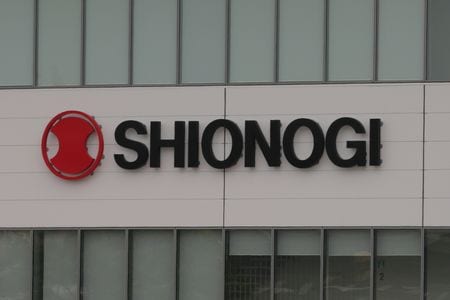 　１１月２４日、  東京株式市場で、塩野義製薬株が大幅高となっている。厚生労働省が２２日、同社の新型コロナウイルス感染症の飲み薬「ゾコーバ」を緊急承認したと発表し、手掛かりになった。写真は２０２１年５月、大阪府豊中市の塩野義製薬の医薬研究センターに掲げられるロゴマーク（２０２２年　時事通信）