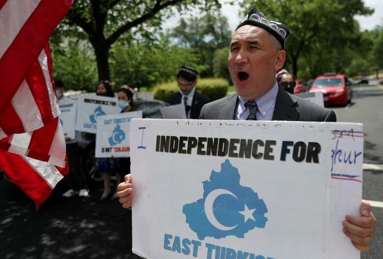 米英独の3カ国は12日、国連のオンラインイベントで、中国による新疆ウイグル自治区のイスラム教徒への対応を改めて批判した。ウイグル問題を巡る抗議活動のようす。首都ワシントンで5日撮影（2021年　ロイター／Leah Millis ）
