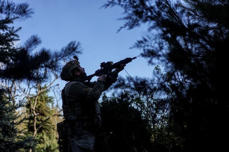 写真はウクライナ兵。4月28日、ウクライナのドネツク州で撮影。REUTERS/Serhii Korovainyi