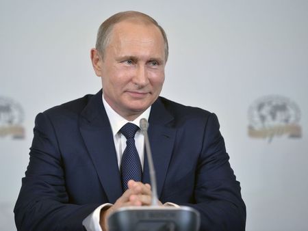 　５月７日、ロシアのプーチン大統領は、ガスパイプライン延長でギリシャ企業に資金供給を行う考えを示した。写真はサンクトペテルブルクの会合で４月撮影（２０１５年　ロイター／Alexei Druzhinin/RIA Novosti/Kremlin）