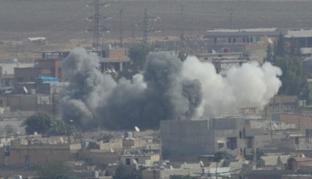 　１０月１５日、トルコは、米制裁や、攻撃停止を求める声の高まりにもかかわらず、シリア北部でのクルド人勢力に対する攻撃を継続した。写真はトルコ側からシリアのラスアルアインで確認された黒煙（２０１９年　ロイター/STOYAN NENOV）