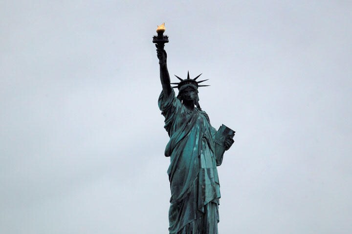 トランプ政権は「自由の女神は白人だけのもの」だと思っている？　MIKE SEGAR-REUTERS