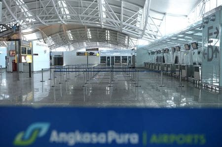 　インドネシア政府は１１月２８日、新型コロナウイルス「オミクロン」株の感染拡大を防ぐため、アフリカの８カ国に滞在したことのある渡航者の入国を禁止するほか、全ての入国者の隔離期間を延長することを明らかにした。バリの空港で１０月撮影（２０２１年　ロイター/Antara Foto/Fikri Yusuf）