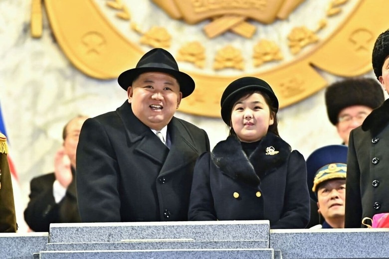 2023年2月8日、朝鮮人民軍創設75年を記念する「建軍節」にて娘の金ジュエと　KCNA KCNA-REUTERS