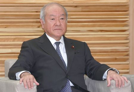 鈴木俊一財務相は２６日の衆院財務金融委員会で、応能負担との関連でマイナンバー制度の活用は極めて有効な手立てだと指摘した上で、国民の間で「自分の口座を全てひもづけすることに対する抵抗感があるのも事実」との認識を示した。資料写真、３月３１日、首相官邸で撮影（２０２３年　時事通信）