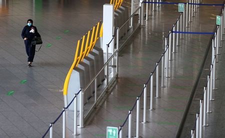 　８月１２日、ドイツ政府の公衆衛生研究機関ロベルト・コッホ研究所の発表によると、新たに確認された新型コロナウイルスの感染者は１２２６人で、５月９日以来の高水準となった。写真は６月、フランクフルトの空港で撮影（２０２０年　ロイター／Kai Pfaffenbach）