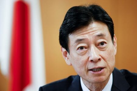 日本政府は８日、レアアース鉱物の共同探査に向けたナミビアとの協定に署名した。 経産省によると、 西村康稔経済産業相は訪問中のナミビアで、エネルギー・金属鉱物資源機構（ＪＯＧＭＥＣ）およびナミビア鉱山・エネルギー省によるレアアース金属サプライチェーン調査研究関連の作業計画に署名した。写真は４月５日、東京でロイターのインタビューに応じる 西村康稔経済産業相（２０２３年　ロイター／Androniki Christodoulou）