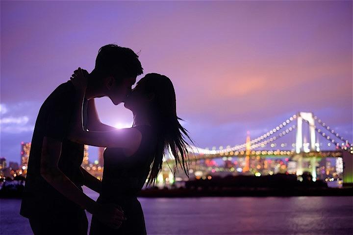 長時間のキスシーンだとレインボーブリッジが赤くなるかも!?　RyanKing999 - iStockphoto