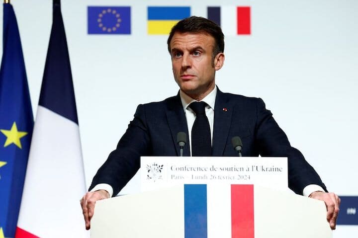 フランスのマクロン大統領は２６日にパリで開催したウクライナ支援の国際会合で、欧米諸国の地上部隊をウクライナに派遣する可能性を排除しない考えを表明した。パリで代表撮影（２０２４年　ロイター）
