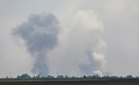 ロシア国防省は１６日、クリミア北部ジャンコイに近い軍の倉庫が破壊工作によって損害を受けたと発表した。ジャンコイでの爆発によるとみられる煙、１６日撮影。（２０２２年　ロイター）