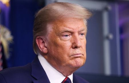 トランプ米大統領は５日、オバマ前大統領が提案した投票制度の見直しに否定的な考えを示した。また人種差別問題の解消には経済や雇用の「成功」が鍵を握ると強調した。４日撮影（２０２０年　ロイター/JONATHAN ERNST）