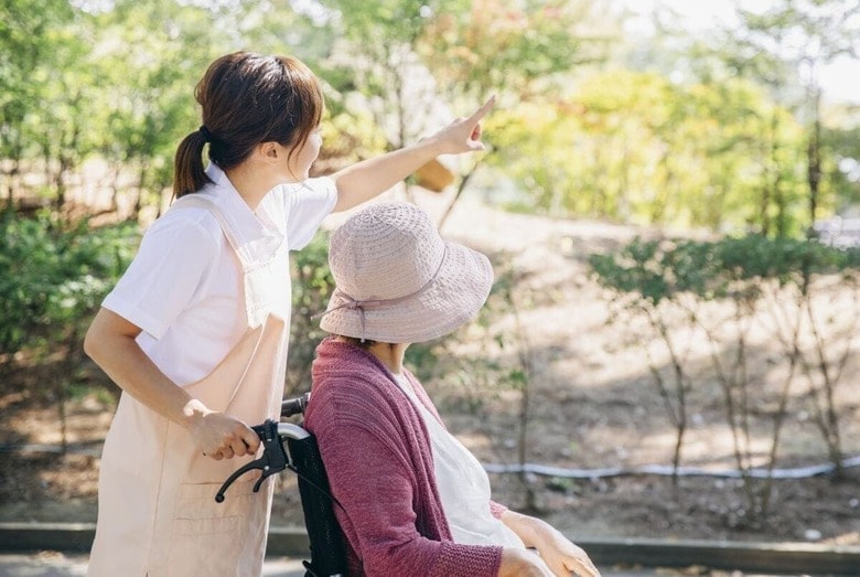 エッセンシャルワーカーの多くが時給1500円未満で働いている　photoAC