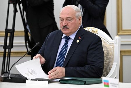 １１月１６日、米エール大学は、ロシアによるウクライナ侵攻以降、ウクライナ人の６─１７歳の子ども２４００人以上がベラルーシの施設１３カ所に拉致されているとの調査結果を発表した。写真はベラルーシのルカシェンコ大統領。ビシュケクで１０月撮影。提供写真（２０２３年　ロイター／Sputnik/Pavel Bednyakov）