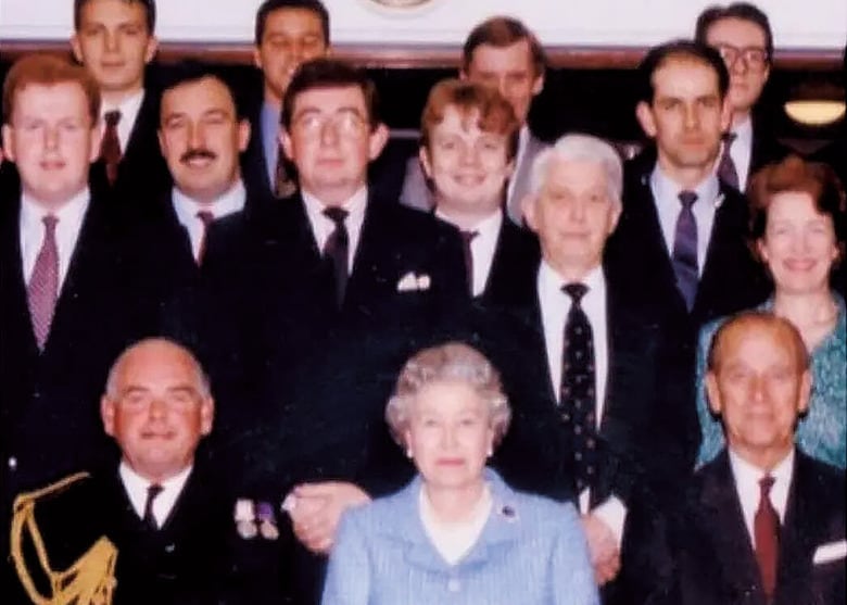 80年代に女王一家と（口ひげの男性が筆者）　COURTESY OF DARREN MCGRADY