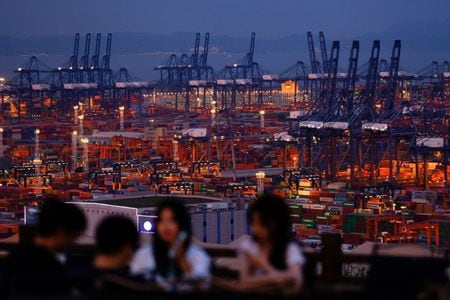 　５月２９日、  トランプ米大統領が打ち出した関税措置によって、売上高の減少やコスト増大を通じて全世界の主要企業にのしかかる負担額の合計は３４０億ドル（約４兆９０００億円）を超える――。中国・深センの港で９日撮影（２０２５年　ロイター/Tingshu Wang）
