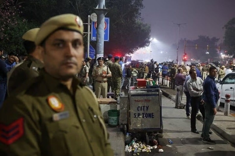 インド・デリー旧市街の爆発現場で作業する救急隊員。１０日撮影。REUTERS/Adnan Abidi