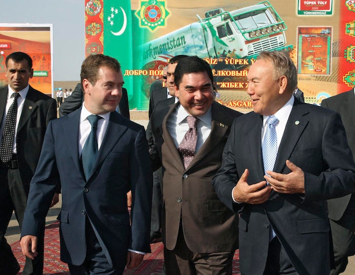 ロシアのメドベージェフ首相（左）と歩くベルディムハメドフ大統領（中央）（トルクメンバシ、2009年）REUTERS/Mikhail Klimentyev