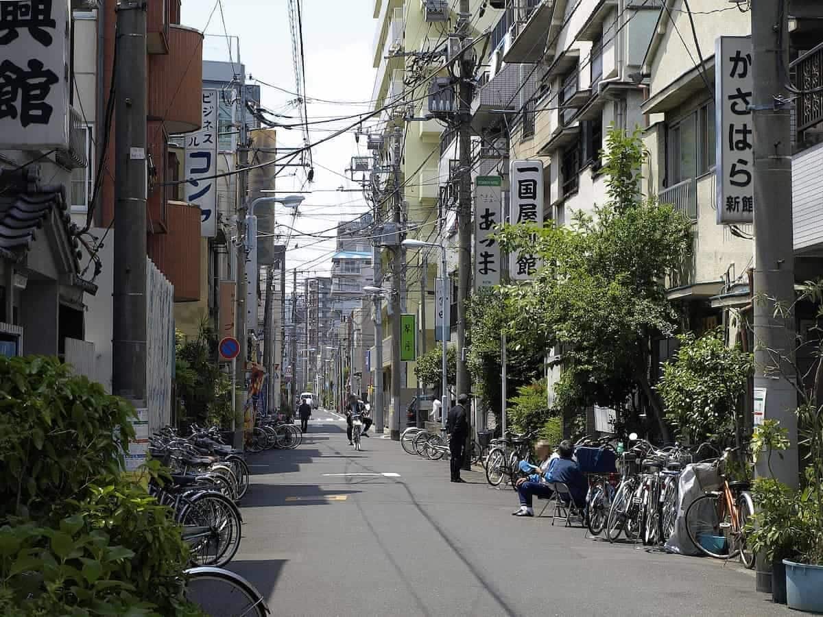 日本のスラム街はどこ?三大ドヤ街の現在と治安の実態を徹底解剖