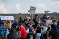 街頭デモに姿を見せない米Z世代の新たな打倒トランプ戦略