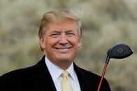 ゴルフ場に墓石を使うトランプは中国と似ている